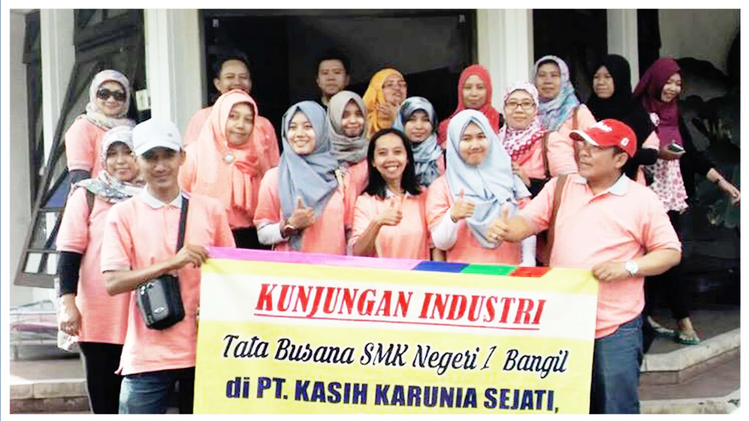 Kunjungan Industri Tata Busana SMK Negeri 1 Bangil ke Emba Jeans Malang