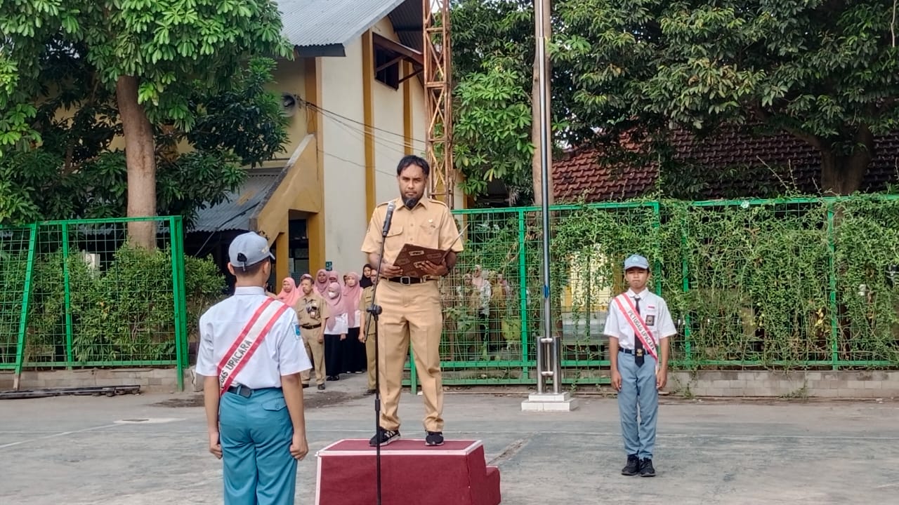 Upacara Peringatan Hari Guru Di SMK Negeri 1 Bangil: Guru, Pahlawan ...